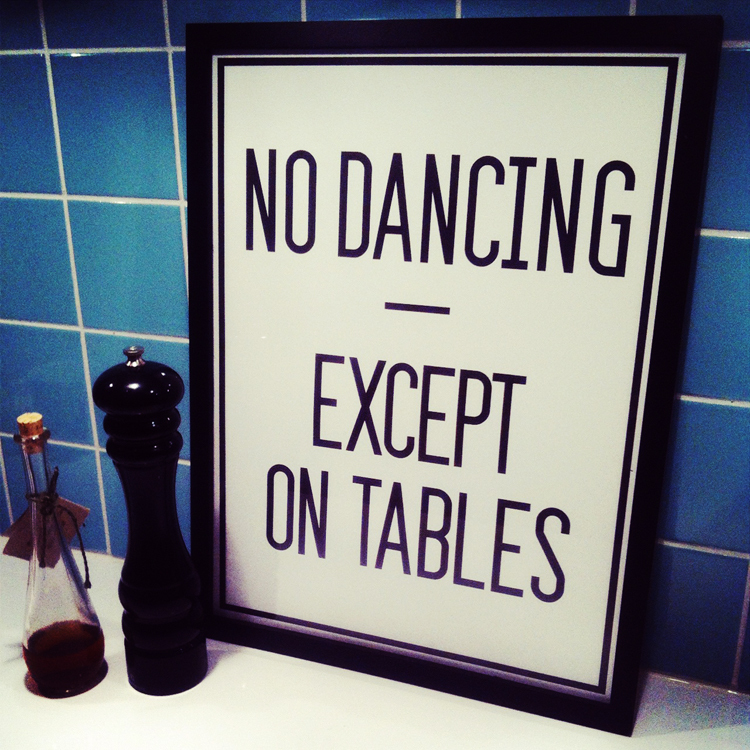 Vinn! Postern ”No dancing - except on tables” från Lagerhaus!